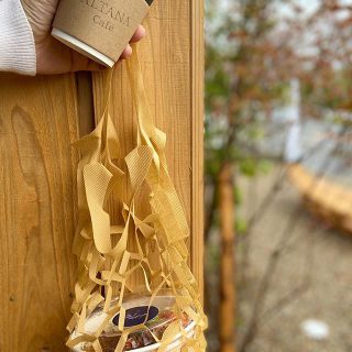 姉妹店 \\アルタナカフェからのお知らせ// ☞臨時休業期間延長のお知らせ
＝＝＝＝＝＝＝＝＝＝＝＝＝＝
5/6(水)まで休業延長
※状況により変更の可能性あり
＝＝＝＝＝＝＝＝＝＝＝＝＝＝ ・
・
いつもアルタナカフェをご愛顧くださり、ありがとうございます。

政府による7都府県への「緊急事態宣言」の発出と、お客様、店舗近隣地域およびスタッフへの感染防止の為、営業再開について5/6日まで延期とさせていただきます。

新テイクアウトメニューも出来ています！😄 安心してお届けできるオペレーションとともに、いつでも営業を再開出来るように、スタッフ一同準備をしておりますので
今しばらくお待ち下さいませ🙇‍♂️ 🍽📚☕️ ・
・
休業中にスタッフが再開に向けて、お届けする投稿を引き続きご覧になってくださいね！
・
【ALTANA Caféコンセプト】

ALTANA（アルタナ）の名前の由来は、「或る棚」。 一日の、もっと言えば一生の大半を過ごす家の中。
家での時間は、より快適で満足度の高い暮らしであることが
私たちの永遠のテーマであり、願いです。

私たちの住まいや暮らしに欠かさず存在する「棚」は、家の内装構成物であり、様々な生活用品を収納する機能を持ちます。

と同時に、住まう人の個性やアイデンティティーを感じさせてくれる存在でもあります。

誰しも、人の家の本棚や飾り棚を見て、持ち主の趣味趣向の一端を垣間見る体験をしたことがあるのではないでしょうか。

そういった意味で、「棚」はごく身近な自己表現の場と言えます。
今の自分の価値観にプラスして、より豊かな暮らし方のヒントをつかむことができたら。

様々なケーススタディーを自分に置き換えてリアルに感じさせてくれるスペース、ALTANA（アルタナ）が誕生しました。

ALTANA（アルタナ）の名前の由来は、「或る棚」。 杓子定規の特定の棚ではなく、家の中に誰しもが持つ「或るひとつの棚」を指し、同時に様々な可能性を持つオルタナティブな空間であることも意味します。

このスペースに無数に存在する「棚」を活用し、カタチを変えながら様々なケーススタディーでライフスタイルの提案を展開していきます。

@hanare_altana 
@besso_altana 
@altana_cafe 
#テイクアウト
#アルタナカフェ 
#altana 
#altanacafe
#休業期間延長
#お知らせ
#家具
#インテリア
#モデルハウス
#別荘
#カフェ
#ランチ