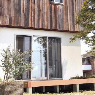 HIBIKI Duo モデルハウス
開放的な お庭のデッキで気分を明るく♪
.【インスタライブで新築見学🏡
配信のお知らせ】
.4/25(土)
①11:00〜　②15:00〜 (各回30分くらい)
.『登山、キャンプ好きの方必見♪登山用品を収納するガレージのある家』 .
.
#モデルハウス #ウッドデッキ #ウッドデッキのある家 
#藤枝 ------------------------------
@daiichi_fujieda
藤枝市水守2-1-1
TEL054-645-5900
------------------------------
,
,
住まいのご相談やモデルハウス見学 、お気軽にご予約ください😊
ご興味のある方はお電話、HP、DMからどうぞ！
,
livingd 第一建設 藤枝支店は#静岡県 #藤枝市 にあります✨
,
HOUSE OF THE YEAR in ENERGY 特別優秀賞3年連続特別優秀賞受賞や
#長期優良住宅 ZEH など性能の高い建物はもちろん#無垢の床 や#自然素材 を生かしたデザイン性のある注文住宅を中心に木の家 を造っています✨
,
藤枝支店は水曜日定休で#モデルハウス を公開中です！
隣接する XOXO （キスキス）はZEH仕様の #カフェ です。（水曜＆土曜 定休）
子育て世代のパパ 静岡ママ にぴったりの#家づくり をサポートいたします✨  #施工実例静岡県 #藤枝市 にあります✨
,
HOUSE OF THE YEAR in ENERGY 特別優秀賞3年連続特別優秀賞受賞や
#長期優良住宅 ZEH など性能の高い建物はもちろん#無垢の床 や#自然素材 を生かしたデザイン性のある注文住宅を中心に木の家 を造っています✨
,