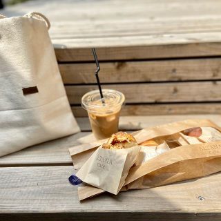 \\ パンピクニック☕︎// .
@altana_cafe 
#おうちでアルタナ
5/7〜スタート(予定)にあたり
ひと足お先にいただきました♪
.
.
お披露目までもう少し。
take out 『おうちでアルタナ』
どうぞお楽しみに♡ᵕ̈*⑅
.
.
#オニオンチーズ
#プレーンパン
#コーンパン
#アイスラテ
.
#おうち時間
#stayhome
#テイクアウト
#おうちごはん
#おうちカフェ
#おうちカフェごはん
#カフェ巡り 
#cafe 
#富士市カフェ
#富士市ランチ
#富士市テイクアウト
#富士市