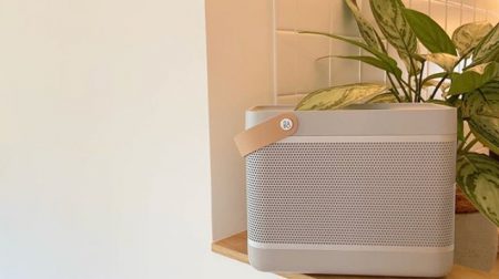 \\ ♬ ♬ ♬// バング&オルフセン（Bang & Olufsen 、B&O）1925年にデンマークで創業したオーディオ・ビジュアルブランド
.
.
アルミグリルにレザーハンドルとポリマーを組み合わせた外観。この存在感✴︎
キッチンでリビングで寝室に置いてお気に入りの曲で目覚めるご機嫌な1日はいかが？？
.
#bangandolufsen
#music .
お家にいても見学会気分で
楽しんでもらえるよう
ムービー見学会を
お届けします♪ .
☞家具取扱い @hanare_altana
.
☞建物見学　@besso_altana .
知りたい事・ご相談は
お電話でも承ります。
お気軽にどうぞ
Besso ALTANA☎︎0545-67-3939

#instagram
#ムービー
#web内覧会

#暮らし
#イメージ
#暮らすように過ごす
#openhouse 
#モデルハウス
#ベッソアルタナ
#家具#インテリア
#デザイン
#第一建設
#一枚板
#マイホーム計画中
#家づくり
#間取り
#収納術 
#子育て
#富士市
#静岡市
#沼津市
#暮らしの提案
@livingd_works_daiichikensetsu
@livingd_kibaco_03