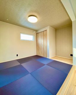 ・
2階ホールのバルコニー手前。
小上がりの和式サブリビング。
寝る前に寛ぎながら嗜む一杯は
また格別の味わい☺️🍻
・
4月11日(土)12日(日)
10時00分〜16時00分
沼津市上香貫宮原町
完成見学会開催🏠✨
詳細は右へスワイプでQRから👆
#沼津市上香貫宮原町トリプルガラスと太陽光でZEH対応の高性能な住まい
コロナウィルス対策として、
ご来場が重なった場合は時差案内を致します。
皆様のご協力よろしくお願い致します。
-
-
-
詳細や質問はメールやDMでご連絡ください✉️
-
家づくりのこだわりは様々💡
それはお施主様も建築会社も同じ👌
数枚の四角だけでは伝え切れない
第一建設の家づくりに対する想い。
それはホームページを覗いてみてください☺️
-
〜〜〜〜〜〜〜〜〜〜〜〜〜〜〜〜
夢を描こう。創ろう。
#LivingD の第一建設
ホームページはプロフィールから。
🏠 ▶︎▶︎▶︎ @livingd_numazu
〜〜〜〜〜〜〜〜〜〜〜〜〜〜〜〜
-
#第一建設 沼津支店は沼津ぐるめ街道沿いにあり、カフェ(@cafe_ldk)併設のモデルハウスが隣接しています。
日替りで五感を刺激するイベントを開催中。
詳しくはCulas+沼津(@culasplus_numazu)から。
楽しい#家づくり を共有しましょう😊
-
=施工エリア例==========
沼津市 三島市 清水町 長泉町
裾野市 御殿場市 小山町 
函南町 伊豆の国市 伊豆市 他
====================
-
-
#沼津 #富士 #静岡 #HIBIKI #新築 #住宅 #注文住宅 #自由設計 #マイホーム  #施工実例 #内観 #インテリア #和室 #サブリビング #無垢床 #太陽光発電 #トリプルガラス #自然素材 #木と暮らす #木の家 #おしゃれな家 #高性能住宅 #見学会 #完成見学会