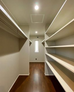 ・
収納はあればあるだけ嬉しいものです。
こちらのウォークインクローゼットは4帖！
よく着る服から季節ものまで。
衣更だって簡単に出来ちゃいます。
-
-
-
詳細や質問はメールやDMでご連絡ください✉️
-
家づくりのこだわりは様々💡
それはお施主様も建築会社も同じ👌
数枚の四角だけでは伝え切れない
第一建設の家づくりに対する想い。
それはホームページを覗いてみてください☺️
-
〜〜〜〜〜〜〜〜〜〜〜〜〜〜〜〜
夢を描こう。創ろう。
#LivingD の第一建設
ホームページはプロフィールから。
🏠 ▶︎▶︎▶︎ @livingd_numazu
〜〜〜〜〜〜〜〜〜〜〜〜〜〜〜〜
-
#第一建設 沼津支店は沼津ぐるめ街道沿いにあり、カフェ(@cafe_ldk)併設のモデルハウスが隣接しています。
日替りで五感を刺激するイベントを開催中。
詳しくはCulas+沼津(@culasplus_numazu)から。
楽しい#家づくり を共有しましょう😊
-
=施工エリア例==========
沼津市 三島市 清水町 長泉町
裾野市 御殿場市 小山町 
函南町 伊豆の国市 伊豆市 他
====================
-
-
#沼津 #富士 #静岡 #HIBIKI #新築 #住宅 #注文住宅 #自由設計 #マイホーム #施工事例 #内観 #インテリア #収納 #ウォークインクローゼット #WIC #おしゃれな家 #高性能住宅