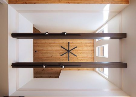 ・
大空間の吹抜け。
明るさも開放感も。
2階の冷気が降りてくる？
暖房が上に溜まる？
高性能+シーリングファンで問題解決😆
・
4月18日(土)19日(日)
10時00分〜16時00分
駿東郡小山町用沢
完成見学会開催🏠✨
詳細は右へスワイプでQRから👆
#ピットリビングと大空間吹抜けのある家
コロナウィルス対策として、
ご来場が重なった場合は時差案内を致します。
皆様のご協力よろしくお願い致します。
-
-
-
詳細や質問はメールやDMでご連絡ください✉️
-
家づくりのこだわりは様々💡
それはお施主様も建築会社も同じ👌
数枚の四角だけでは伝え切れない
第一建設の家づくりに対する想い。
それはホームページを覗いてみてください☺️
-
〜〜〜〜〜〜〜〜〜〜〜〜〜〜〜〜
夢を描こう。創ろう。
#LivingD の第一建設
ホームページはプロフィールから。
🏠 ▶︎▶︎▶︎ @livingd_numazu
〜〜〜〜〜〜〜〜〜〜〜〜〜〜〜〜
-
#第一建設 沼津支店は沼津ぐるめ街道沿いにあり、カフェ(@cafe_ldk)併設のモデルハウスが隣接しています。
日替りで五感を刺激するイベントを開催中。
詳しくはCulas+沼津(@culasplus_numazu)から。
楽しい#家づくり を共有しましょう😊
-
=施工エリア例==========
沼津市 三島市 清水町 長泉町
裾野市 御殿場市 小山町 
函南町 伊豆の国市 伊豆市 他
====================
-
-
#沼津 #富士 #静岡 #HIBIKI #新築 #住宅 #注文住宅 #自由設計 #マイホーム  #施工実例 #内観 #インテリア #吹抜け #見せ梁 #シーリングファン #開放感 #おしゃれな家 #高性能住宅 #見学会 #完成見学会