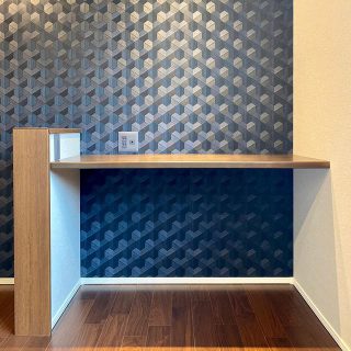 ・
寝室に設けられたカウンター。
ダークトーンでまとまってカッコいい。
全国の旦那さん、個室じゃない書斎もアリですよ😁
-
-
-
詳細や質問はメールやDMでご連絡ください✉️
-
家づくりのこだわりは様々💡
それはお施主様も建築会社も同じ👌
数枚の四角だけでは伝え切れない
第一建設の家づくりに対する想い。
それはホームページを覗いてみてください☺️
-
〜〜〜〜〜〜〜〜〜〜〜〜〜〜〜〜
夢を描こう。創ろう。
#LivingD の第一建設
ホームページはプロフィールから。
🏠 ▶︎▶︎▶︎ @livingd_numazu
〜〜〜〜〜〜〜〜〜〜〜〜〜〜〜〜
-
#第一建設 沼津支店は沼津ぐるめ街道沿いにあり、カフェ(@cafe_ldk)併設のモデルハウスが隣接しています。
日替りで五感を刺激するイベントを開催中。
詳しくはCulas+沼津(@culasplus_numazu)から。
楽しい#家づくり を共有しましょう😊
-
=施工エリア例==========
沼津市 三島市 清水町 長泉町
裾野市 御殿場市 小山町 
函南町 伊豆の国市 伊豆市 他
====================
-
-
#沼津 #富士 #静岡 #HIBIKI #新築 #住宅 #注文住宅 #自由設計 #マイホーム #施工事例 #内観 #インテリア #寝室 #カウンター #書斎 #アクセントクロス #おしゃれな家 #高性能住宅