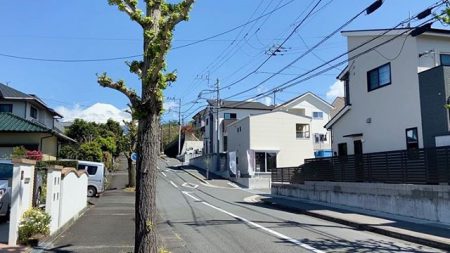 ✉︎本日迄のお知らせ✉︎
富士見台分譲地内にて
本日まで３棟の建物見学できます。
.
予約状況:午後2時以降空き有り
.
事前予約制（☎︎0545-67-3939）
お電話でお願いいたします。
.
お家にいても見学会気分で
楽しんでもらえるよう
ムービー見学会を
お届けしています♪

知りたい事・ご相談
お電話でも承ります。
お気軽にどうぞ
Besso ALTANA☎︎0545-67-3939

#web内覧会
#instagram
#ムービー
#見学会

#暮らし
#イメージ
#暮らすように過ごす
#mtfuji
#モデルハウス
#ベッソアルタナ
#モデルハウス販売中 
#家具#インテリア
#パッシブデザイン
#デザイン
#第一建設
#一枚板
#マイホーム計画中
#家づくり
#間取り
#収納術 
#子育て
#ファミリー
#富士市
#静岡市
#沼津市
#暮らしの提案
@livingd_works_daiichikensetsu
@livingd_fudousan_chintai
@livingd_kibaco_03

#おうち時間を楽しむ