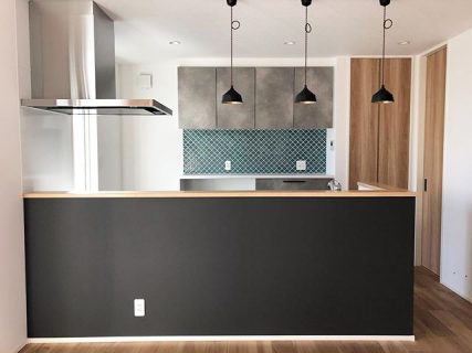       
   
キッチンは奥様こだわりの照明や
コラベルタイルも見どころです☺︎︎︎︎︎☺︎
   
      
⛰ 4/11(土)～26(日)
   
『 登山・キャンプ好きの方必見❕
   登山用品を収納するガレージのある家 』
      
詳細・ご予約は @daiichi_fujieda の
プロフィールURLより 💌
   
※ 新型コロナウイルス感染拡大の状況を踏まえ、
ご来場者様の健康と安全を第一に考え、ご見学いただく
お客様が重ならないように日時を相談させていただく場合がございます。申し訳ございませんが、予めご了承お願い致します。
   
   
#完成見学会#ガレージのある家#新築一戸建て#自由設計の家#キッチン#対面キッチン#ナチュラルテイストの家#コラベルタイル#キッチン照明#ペンダントライト#食器棚
------------------------------
@daiichi_fujieda
藤枝市水守2-1-1
TEL054-645-5900
------------------------------
,
,
住まいのご相談やモデルハウス見学 、お気軽にご予約ください😊
ご興味のある方はお電話、HP、DMからどうぞ！
,
livingd 第一建設 藤枝支店は#静岡県 #藤枝市 にあります✨
,
HOUSE OF THE YEAR in ENERGY 特別優秀賞3年連続特別優秀賞受賞や
#長期優良住宅 ZEH など性能の高い建物はもちろん#無垢の床 や#自然素材 を生かしたデザイン性のある注文住宅を中心に木の家 を造っています✨
,
藤枝支店は水曜日定休で#モデルハウス を公開中です！
隣接する XOXO （キスキス）はZEH仕様の #カフェ です。（水曜＆土曜 定休）
子育て世代のパパ 静岡ママ にぴったりの#家づくり をサポートいたします✨  #施工実例静岡県 #藤枝市 にあります✨
,
HOUSE OF THE YEAR in ENERGY 特別優秀賞3年連続特別優秀賞受賞や
#長期優良住宅 ZEH など性能の高い建物はもちろん#無垢の床 や#自然素材 を生かしたデザイン性のある注文住宅を中心に木の家 を造っています✨
,
藤枝支店は水曜日定休で#モデルハウス を公開中です！
隣接する XOXO （キスキス）はZEH仕様の #カフェ です。（水曜＆土曜 定休）
子育て世代のパパ 静岡ママ にぴったりの#家づくり をサポートいたします✨  #施工実例