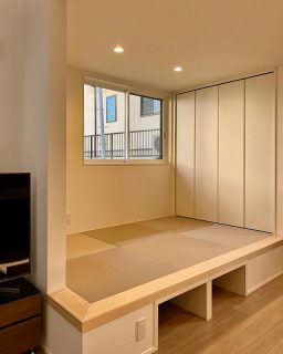 ・
小上がりの下を収納にしたい時
40cmは高くしたいところ。
腰を掛けるにもちょうど良い高さ👌
座って使うには落ち着いた空間ですね。
-
-
-
詳細や質問はメールやDM等でご連絡ください✉️
-
ホームページにて家づくりのあれこれを公開中💡
-
〜〜〜〜〜〜〜〜〜〜〜〜〜〜〜〜
夢を描こう。創ろう。
#LivingD の第一建設
ホームページはプロフィールから。
🏠 ▶︎▶︎▶︎ @livingd_numazu
〜〜〜〜〜〜〜〜〜〜〜〜〜〜〜〜
-
#第一建設 沼津支店は沼津ぐるめ街道沿いにあり、カフェ(@cafe_ldk)併設のモデルハウスが隣接しています。
日替りで五感を刺激するイベントを開催中。
詳しくはCulas+沼津(@culasplus_numazu)から。
楽しい#家づくり を共有しましょう😊
-
=施工エリア例==========
沼津市 三島市 清水町 長泉町
裾野市 御殿場市 小山町 
函南町 伊豆の国市 伊豆市 他
====================
-
-
#沼津 #富士 #静岡 #HIBIKI #新築 #住宅 #注文住宅 #自由設計 #マイホーム #施工事例 #内観 #インテリア #和室 #畳コーナー #畳 #小上がり #造作 #収納 #おしゃれな家 #高性能住宅
