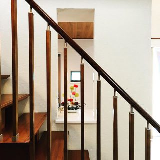 デザイン階段に採光のためのスリットが開放感を与える＊
,
HIBIKI Duo モデルハウス
#壁スリット#開放感#階段からの眺め
.-----------------------------
@daiichi_fujieda
藤枝市水守2-1-1
TEL054-645-5900
------------------------------
,
,
住まいのご相談やモデルハウス見学 、お気軽にご予約ください😊
ご興味のある方はお電話、HP、DMからどうぞ！
,
livingd 第一建設 藤枝支店は#静岡県 #藤枝市 にあります✨
,
HOUSE OF THE YEAR in ENERGY 特別優秀賞3年連続特別優秀賞受賞や
#長期優良住宅 ZEH など性能の高い建物はもちろん#無垢の床 や#自然素材 を生かしたデザイン性のある注文住宅を中心に木の家 を造っています✨
,
藤枝支店は水曜日定休で#モデルハウス を公開中です！
隣接する XOXO （キスキス）はZEH仕様の #カフェ です。（水曜＆土曜 定休）
子育て世代のパパ 静岡ママ にぴったりの#家づくり をサポートいたします✨  #施工実例静岡県 #藤枝市 にあります✨
,
HOUSE OF THE YEAR in ENERGY 特別優秀賞3年連続特別優秀賞受賞や
#長期優良住宅 ZEH など性能の高い建物はもちろん#無垢の床 や#自然素材 を生かしたデザイン性のある注文住宅を中心に木の家 を造っています✨
,
藤枝支店は水曜日定休で#モデルハウス を公開中です！
隣接する XOXO （キスキス）はZEH仕様の #カフェ です。（水曜＆土曜 定休）
子育て世代のパパ 静岡ママ にぴったりの#家づくり をサポートいたします✨  #施工実例