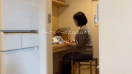 小さなカウンターと
スツールは奥さま特等席
.
今日は母の日
どうぞ素敵な1日を✨
.
アルタナの別荘
@besso_altana 
十人十色の暮らし
@livingd_kibaco_03
2棟どちらもご覧いただけます。

お問い合わせは
Besso ALTANA
☎︎0545-67-3939へ

#カウンター
#スツール
#マルニ木工
#ワークスペース
#書斎#パントリー
#リモートワーク

#モデルハウス
#ベッソアルタナ
#家具#テキスタイル
#ラグ#インテリア
#心地よい空間
#暮らし 
#パッシブデザイン
#デザイン
#第一建設
#一枚板
#マイホーム計画中
#家づくり
#間取り
#収納術 
#子育て
#ファミリー
#富士市イベント
#沼津市
#三島市
#静岡市

@livingd_works_daiichikensetsu