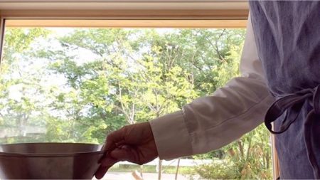 午後3時

おやつを作ろう♪

#enjoyhome
#おうち時間
#柳宗理 
#借景
.
.
建物見学は１組ずつ
貸切にて御案内しております
.
Besso  ALTANA
☎︎0545-67-3939
.
.
#暮らし
#モデルハウス
#心地よい暮らし 
#リビングインテリア 
#パッシブデザイン
#デザイン
#HIBIKIの家
#間取り
#収納術
#一枚板
#ダイニング
#ダイニングテーブル 
#窓
#モデルハウス販売中 
@livingd_kibaco_03
#マイホーム計画中
#富士市
#静岡
#別荘

@livingd_works_daiichikensetsu