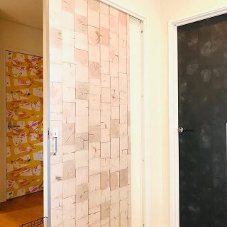 色彩豊かで高感度なデザインを演出するドアパネル
. . HIBIKI Duo モデルハウス
#ドアパネル .#パネル 
#インテリア #インテリアデザイン ------------------------------
@daiichi_fujieda
藤枝市水守2-1-1
TEL054-645-5900
------------------------------
,
,
住まいのご相談やモデルハウス見学 、お気軽にご予約ください😊
ご興味のある方はお電話、HP、DMからどうぞ！
,
livingd 第一建設 藤枝支店は#静岡県 #藤枝市 にあります✨
,
HOUSE OF THE YEAR in ENERGY 特別優秀賞3年連続特別優秀賞受賞や
#長期優良住宅 ZEH など性能の高い建物はもちろん#無垢の床 や#自然素材 を生かしたデザイン性のある注文住宅を中心に木の家 を造っています✨
,
藤枝支店は水曜日定休で#モデルハウス を公開中です！
隣接する XOXO （キスキス）はZEH仕様の #カフェ です。（水曜＆土曜 定休）
子育て世代のパパ 静岡ママ にぴったりの#家づくり をサポートいたします✨  #施工実例静岡県 #藤枝市 にあります✨
,
HOUSE OF THE YEAR in ENERGY 特別優秀賞3年連続特別優秀賞受賞や
#長期優良住宅 ZEH など性能の高い建物はもちろん#無垢の床 や#自然素材 を生かしたデザイン性のある注文住宅を中心に木の家 を造っています✨
,
藤枝支店は水曜日定休で#モデルハウス を公開中です！
隣接する XOXO （キスキス）はZEH仕様の #カフェ です。（水曜＆土曜 定休）
子育て世代のパパ 静岡ママ にぴったりの#家づくり をサポートいたします✨  #施工実例