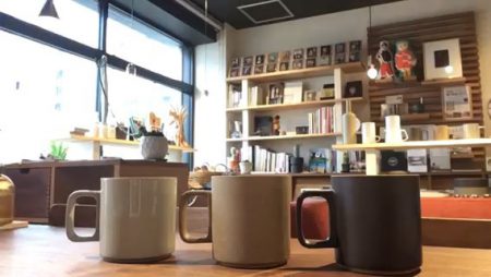 ✴︎
スタッキングできると準備や片付けがスムーズ。.
.
HASAMI PORCELAINは長崎県波佐見町で作られている波佐見焼。.
.
スタッキングするときの、
カタっという音も気持ちいいですね♩.
.
【HASAMI PORCELAIN】.
マグカップ¥2,300+税.
.
火水木は定休日。.
.
次回は5/8(金)11:00〜17:00でオープン致します。.
.
家具打合せのご来店は事前のご予約をお願いいたします。
・
＜5/8(金)ご予約可能時間帯＞.
※5/4(月祝)現時点
①11:00〜12:30
②13:00〜14:30
③15:00〜16:30
・
フリーでご来店の際にはお待ちいただく場合がございます。空いていれば1組ずつのご案内をさせていただきます。

家具打合せのご来店は、スムーズなご案内の為、ご予約をおすすめいたします🙇🏻‍♀️ ・
・
感染症予防対策の為、何卒ご理解、ご協力のほどよろしくお願い申し上げます。

#ハナレアルタナ
#予約状況
#家具打合せ
#家具探し
#波佐見焼 
#hasamiporcelain
#マグカップ 
#器 
#インテリア雑貨
#インテリアショップ
#富士市