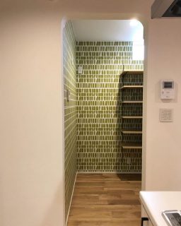    
   
冷蔵庫の入るキッチン横の広いパントリー◎
LDKをスッキリ見せます😸♪
   
   
   
#新築#平屋#キッチン#パントリー#キッチン収納#パントリー収納#可動棚#可動棚収納#アクセントクロス#r壁#アーチ壁
------------------------------
@daiichi_fujieda
藤枝市水守2-1-1
TEL054-645-5900
------------------------------
,
,
住まいのご相談やモデルハウス見学 、お気軽にご予約ください😊
ご興味のある方はお電話、HP、DMからどうぞ！
,
livingd 第一建設 藤枝支店は#静岡県 #藤枝市 にあります✨
,
HOUSE OF THE YEAR in ENERGY 特別優秀賞3年連続特別優秀賞受賞や
#長期優良住宅 ZEH など性能の高い建物はもちろん#無垢の床 や#自然素材 を生かしたデザイン性のある注文住宅を中心に木の家 を造っています✨
,
藤枝支店は水曜日定休で#モデルハウス を公開中です！
隣接する XOXO （キスキス）はZEH仕様の #カフェ です。（水曜＆土曜 定休）
子育て世代のパパ 静岡ママ にぴったりの#家づくり をサポートいたします✨  #施工実例静岡県 #藤枝市 にあります✨
,
HOUSE OF THE YEAR in ENERGY 特別優秀賞3年連続特別優秀賞受賞や
#長期優良住宅 ZEH など性能の高い建物はもちろん#無垢の床 や#自然素材 を生かしたデザイン性のある注文住宅を中心に木の家 を造っています✨
,
藤枝支店は水曜日定休で#モデルハウス を公開中です！
隣接する XOXO （キスキス）はZEH仕様の #カフェ です。（水曜＆土曜 定休）
子育て世代のパパ 静岡ママ にぴったりの#家づくり をサポートいたします✨  #施工実例