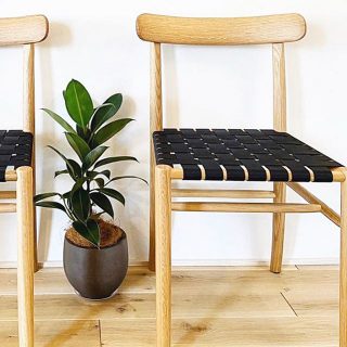 ✴︎軽やかな椅子。ジャスパー・モリソン デザインのMARUNI COLLECTION、lightwoodチェアは、驚くほど軽量かつ、美しい佇まい。毎日のことだから、動作に負担のかからないことが嬉しいのはもちろん、無駄を排した、美しいデザインの椅子は眺めていて飽きません。#ハナレアルタナ#marunicollection #マルニ木工#lightwoodchair #ジャスパーモリソン#jaspermorrison #椅子#椅子好き#椅子探し#家具探し#インテリアショップ#富士市