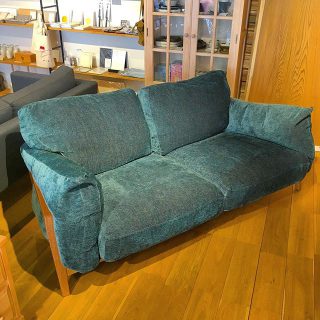 ✴︎
「その家具は瀬戸内の波のように」.
.
風が止み、波も立たず音のない海。.
.
どんな風が吹こうとも、どんな嵐が来ようとも、
瀬戸内の海は山々に守られ長い凪をつづけられる。.
.
荒々しい日々が過ぎ去った後は、気持ちを沈められる場所を作りたい。.
.
そんな想いから生まれた、
nagiソファです。.
.
身体を投げ出せば、たちまち包み込まれるような安心感。.
.
ぜひご体感ください。.
.
【nagi 3Pソファ】
¥421,000.
※樹種や、生地ランクによって価格が異なります。.
.
本日5/4(月祝)11:00〜17:00でオープン致します。.
.
家具打合せのご来店は事前のご予約をお願いいたします。
・
＜5/4(月祝)ご予約可能時間帯＞.
※5/4(月祝)現時点
③15:00〜16:30
・
フリーでご来店の際にはお待ちいただく場合がございます。空いていれば1組ずつのご案内をさせていただきます。

家具打合せのご来店は、スムーズなご案内の為、ご予約をおすすめいたします🙇🏻‍♀️ ・
・
感染症予防対策の為、何卒ご理解、ご協力のほどよろしくお願い申し上げます。

#ハナレアルタナ
#予約状況
#家具打合せ
#家具探し
#fujifurniture 
#ソファ
#nagisofa 
#インテリア雑貨
#インテリアショップ
#富士市