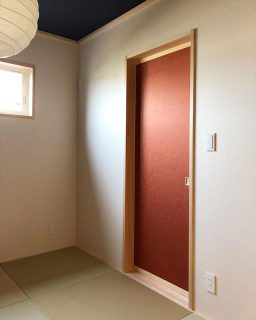 ,
ㅤㅤㅤㅤㅤㅤㅤㅤㅤㅤㅤㅤㅤ
和室収納の引き戸に
朱色を使ったモダンな和室🎍
ㅤㅤㅤㅤㅤㅤㅤㅤㅤㅤㅤㅤㅤ
,
,
#和室#畳#和モダン#リビング横
#引き戸#照明#和室照明#平屋#朱色
------------------------------
@daiichi_fujieda
藤枝市水守2-1-1
TEL054-645-5900
------------------------------
,
,
住まいのご相談や#モデルハウス 見学 、お気軽にご予約ください😊
ご興味のある方はお電話、HP、DMからどうぞ！
,
#livingd #第一建設 藤枝支店は#静岡県 #藤枝市 にあります✨
,
HOUSE OF THE YEAR in ENERGY 特別優秀賞3年連続特別優秀賞受賞や
#長期優良住宅  ZEHなど性能の高い建物はもちろん#無垢の床 や#自然素材 を生かしたデザイン性のある#注文住宅 を中心に#家 作りをいたします✨
,
藤枝支店は水曜日定休で#モデルハウス を公開中です！
#子育て世代 のパパ #静岡ママ にぴったりの#家づくり をサポートいたします✨
#施工実例