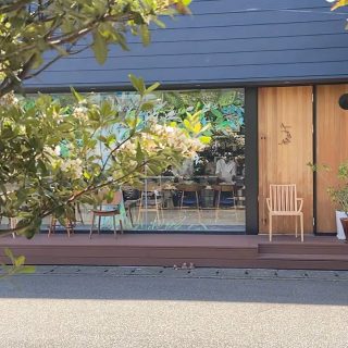 アルタナカフェ前からお届け
\\ 待ち時間も贅沢に。//
.
本日より事前電話予約制
テイクアウト始まりました。
▷ ▷ @altana_cafe .
.
お受け取りウェイティング用のイスは
向かって左から
■起立木工　カムイチェア
■飛騨産業　CRESENTアームチェア
■マスターウォール　UC1ダイニングチェア
■起立木工　WAZAチェア
.
上質なイスで待ち時間も贅沢に。
この機会にぜひ、お試しくださいね。
▷▷ @hanare_altana .
.
#さんぽ
#アルタナカフェ
#テイクアウト営業
#椅子 
#起立木工
#飛騨産業
#マスターウォール
#masterwal
#富士市
#家具探し
#椅子探し
#椅子座り比べ
.
#おうちごはん
#おうちカフェ
#カフェ巡り 
#ブックカフェ
#cafe 
#富士市カフェ
#富士市ランチ
#富士市テイクアウト
#おうちでアルタナ