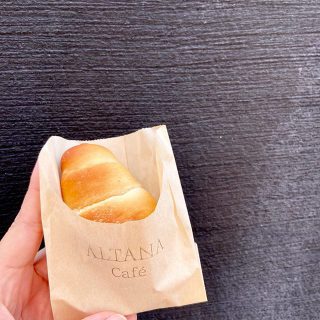 \もう召し上がりましたか？/
.
@altana_cafe テイクアウト
こちらは『プレーンパン』
しっとりモチな美味しさです。

じつは @besso_altana でも
アルタナテイクアウトを
事前予約で受け取れます☺︎
.
お渡し対応は『土・日曜日』！
どうぞご利用くださいね。
.
ご予約お問い合わせは
Besso  ALTANAへ
0545-67-3939

#パン
#オススメ
#テイクアウト
#おうちカフェ
#パン好き
#外壁

#モデルハウス
#家づくり
#オンライン
#オンライン見学
#インテリア#家具
.
#富士エール飯
#富士市
#パパママ
#子育て応援
#おうちでアルタナ