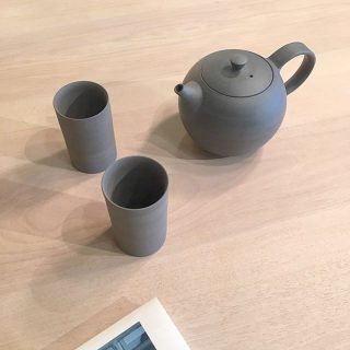✴︎
焼きしめの急須とカップ。.
.
陶器で飲むお茶は、雑味がなく まろやかな味になるそうです。.
.
肌触りも心地よく、なめらかで優しいフォルム。.
ずっと大切にしたくなります。.
.
母の日に贈られてみては…♩.
.
【藤井ノゾミ】.
急須¥10,000+税.
カップ¥3,500+税.
.

本日5/4(月祝)11:00〜17:00でオープン致します。
家具打合せのご来店は事前のご予約をお願いいたします。
・
＜5/4(月祝)ご予約可能時間帯＞.
※5/4(日)現時点
②13:00〜14:30
③15:00〜16:30
・
フリーでご来店の際にはお待ちいただく場合がございます。空いていれば1組ずつのご案内をさせていただきます。

家具打合せのご来店は、スムーズなご案内の為、ご予約をおすすめいたします🙇🏻‍♀️ ・
・
感染症予防対策の為、何卒ご理解、ご協力のほどよろしくお願い申し上げます。

#ハナレアルタナ
#予約状況
#家具打合せ
#家具探し
#藤井ノゾミ
#器 
#インテリア雑貨
#インテリアショップ
#富士市