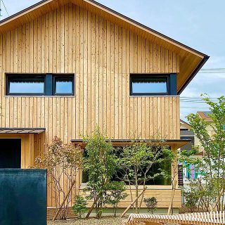 \ 外観 / .
モデルハウス　HIBIKI THE MIRAI 
外観は屋久島地杉を使用しています✴︎
.
@besso_altana ストーリー　
今日は色々な建物の外観をご紹介しています。おうち時間に楽しみくださいね。
\どんな雰囲気がお好きですか？☺︎/ .
.
Besso ALTANA
火・水定休日となります。
.
.
御来場の予約はお電話でどうぞ。
Besso ALTANA：0545-67-3939
.
.

#外観
#外壁
#木の家
#屋久島地杉
#屋久島地杉プロジェクト 
#ロングライフデザイン
#ロングライフカンパニー
#トリプルガラス
#第一建設
#富士山
#別荘 .
#五感
#間取り
#収納術
#デッキ
#家づくり
#住まいづくり 
#緑のある暮らし 
#暮らしを楽しむ 
#モデルハウス
#ベッソアルタナ
#見学会#富士市
#暮らし
#富士市
#富士宮市
#富士山が見える場所 
#静岡　#おうち時間 
@livingd_works_daiichikensetsu 
@livingd_fudousan_chintai 
@livingd_kibaco_03