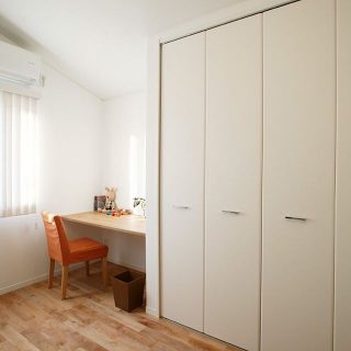 HIBIKI Duo モデルハウス
.収納たっぷりな子供部屋
,
#勾配天井#子供部屋 .ー------------------------------
@daiichi_fujieda
藤枝市水守2-1-1
TEL054-645-5900
------------------------------
,
,
住まいのご相談やモデルハウス見学 、お気軽にご予約ください😊
ご興味のある方はお電話、HP、DMからどうぞ！
,
livingd 第一建設 藤枝支店は#静岡県 #藤枝市 にあります✨
,
HOUSE OF THE YEAR in ENERGY 特別優秀賞3年連続特別優秀賞受賞や
#長期優良住宅 ZEH など性能の高い建物はもちろん#無垢の床 や#自然素材 を生かしたデザイン性のある注文住宅を中心に木の家 を造っています✨
,
藤枝支店は水曜日定休で#モデルハウス を公開中です！
隣接する XOXO （キスキス）はZEH仕様の #カフェ です。（水曜＆土曜 定休）
子育て世代のパパ 静岡ママ にぴったりの#家づくり をサポートいたします✨  #施工実例静岡県 #藤枝市 にあります✨
,
HOUSE OF THE YEAR in ENERGY 特別優秀賞3年連続特別優秀賞受賞や
#長期優良住宅 ZEH など性能の高い建物はもちろん#無垢の床 や#自然素材 を生かしたデザイン性のある注文住宅を中心に木の家 を造っています✨
,
藤枝支店は水曜日定休で#モデルハウス を公開中です！
隣接する XOXO （キスキス）はZEH仕様の #カフェ です。（水曜＆土曜 定休）
子育て世代のパパ 静岡ママ にぴったりの#家づくり をサポートいたします✨  #施工実例