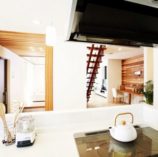 〜忙しい朝も家族の動きが見える〜キッチンからのリビングとスリット階段
.
HIBIKI Duo モデルハウス
 #リビングインテリア#スリット階段#キッチン #キッチンカウンター #キッチンインテリア .-----------------------------
@daiichi_fujieda
藤枝市水守2-1-1
TEL054-645-5900
------------------------------
,
,
住まいのご相談やモデルハウス見学 、お気軽にご予約ください😊
ご興味のある方はお電話、HP、DMからどうぞ！
,
livingd 第一建設 藤枝支店は#静岡県 #藤枝市 にあります✨
,
HOUSE OF THE YEAR in ENERGY 特別優秀賞3年連続特別優秀賞受賞や
#長期優良住宅 ZEH など性能の高い建物はもちろん#無垢の床 や#自然素材 を生かしたデザイン性のある注文住宅を中心に木の家 を造っています✨
,
藤枝支店は水曜日定休で#モデルハウス を公開中です！
隣接する XOXO （キスキス）はZEH仕様の #カフェ です。（水曜＆土曜 定休）
子育て世代のパパ 静岡ママ にぴったりの#家づくり をサポートいたします✨  #施工実例静岡県 #藤枝市 にあります✨
,
HOUSE OF THE YEAR in ENERGY 特別優秀賞3年連続特別優秀賞受賞や
#長期優良住宅 ZEH など性能の高い建物はもちろん#無垢の床 や#自然素材 を生かしたデザイン性のある注文住宅を中心に木の家 を造っています✨
,
藤枝支店は水曜日定休で#モデルハウス を公開中です！
隣接する XOXO （キスキス）はZEH仕様の #カフェ です。（水曜＆土曜 定休）
子育て世代のパパ 静岡ママ にぴったりの#家づくり をサポートいたします✨  #施工実例