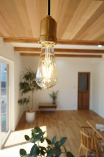 『ガラス電球』のペンダント照明の或る暮らし