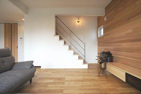 『五線譜』のようなアイアン手摺の或る階段