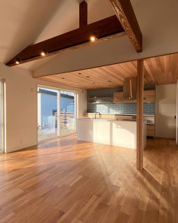       
      
勾配天井の大空間リビング ☀️
   
   
#リビング#明るいリビング#勾配天井
#平屋#平屋の家#無垢床#オーク床
#梁のある家#スポットライト照明
#レッドシダー#レッドシダーの天井
------------------------------
@daiichi_fujieda
藤枝市水守2-1-1
TEL054-645-5900
------------------------------
,
,
住まいのご相談やモデルハウス見学 、お気軽にご予約ください😊
ご興味のある方はお電話、HP、DMからどうぞ！
,
livingd 第一建設 藤枝支店は#静岡県 #藤枝市 にあります✨
,
HOUSE OF THE YEAR in ENERGY 特別優秀賞3年連続特別優秀賞受賞や
#長期優良住宅 ZEH など性能の高い建物はもちろん#無垢の床 や#自然素材 を生かしたデザイン性のある注文住宅を中心に木の家 を造っています✨
,
藤枝支店は水曜日定休で#モデルハウス を公開中です！
隣接する XOXO （キスキス）はZEH仕様の #カフェ です。（水曜＆土曜 定休）
子育て世代のパパ 静岡ママ にぴったりの#家づくり をサポートいたします✨  #施工実例静岡県 #藤枝市 にあります✨
,
HOUSE OF THE YEAR in ENERGY 特別優秀賞3年連続特別優秀賞受賞や
#長期優良住宅 ZEH など性能の高い建物はもちろん#無垢の床 や#自然素材 を生かしたデザイン性のある注文住宅を中心に木の家 を造っています✨
,
藤枝支店は水曜日定休で#モデルハウス を公開中です！
隣接する XOXO （キスキス）はZEH仕様の #カフェ です。（水曜＆土曜 定休）
子育て世代のパパ 静岡ママ にぴったりの#家づくり をサポートいたします✨  #施工実例