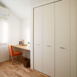 HIBIKI Duo モデルハウス
2階子供部屋
☆チェリーの床材☆
なめらかな肌触りと優しい色合いの高級素材 
机を設置して勉強スペースに♪
------------------------------
@daiichi_fujieda
藤枝市水守2-1-1
TEL054-645-5900
------------------------------
,
,
住まいのご相談やモデルハウス見学 、お気軽にご予約ください😊
ご興味のある方はお電話、HP、DMからどうぞ！
,
livingd 第一建設 藤枝支店は#静岡県 #藤枝市 にあります✨
,
HOUSE OF THE YEAR in ENERGY 特別優秀賞3年連続特別優秀賞受賞や
#長期優良住宅 ZEH など性能の高い建物はもちろん#無垢の床 や#自然素材 を生かしたデザイン性のある注文住宅を中心に木の家 を造っています✨
,
藤枝支店は水曜日定休で#モデルハウス を公開中です！
隣接する XOXO （キスキス）はZEH仕様の #カフェ です。（水曜＆土曜 定休）
子育て世代のパパ 静岡ママ にぴったりの#家づくり をサポートいたします✨  #施工実例静岡県 #藤枝市 にあります✨
,
HOUSE OF THE YEAR in ENERGY 特別優秀賞3年連続特別優秀賞受賞や
#長期優良住宅 ZEH など性能の高い建物はもちろん#無垢の床 や#自然素材 を生かしたデザイン性のある注文住宅を中心に木の家 を造っています✨
,
藤枝支店は水曜日定休で#モデルハウス を公開中です！
隣接する XOXO （キスキス）はZEH仕様の #カフェ です。（水曜＆土曜 定休）
子育て世代のパパ 静岡ママ にぴったりの#家づくり をサポートいたします✨  #施工実例