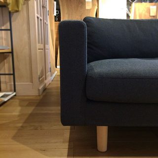 ✴︎
究極にシンプルなデザイン
・
シンプルであるほど妥協は許されません。 
どの方向から見てもうっとりするバランスです。
・
【MARUNI COLLECTION】
HIROSHIMA2シーターソファ
W1,905×D900×H715 SH425mm
¥286,000+税〜
・
本日5/25(月)17:00まで営業しております。
・
＜5/25(月)ご予約可能時間帯＞
③15:00〜16:30
・
フリーでご来店の際にはお待ちいただく場合がございます。空いていれば1組ずつのご案内をさせていただきます。

家具打合せのご来店は、スムーズなご案内の為、ご予約をおすすめいたします🙇🏻‍♀️ ・
・
感染症予防対策の為、何卒ご理解、ご協力のほどよろしくお願い申し上げます。

#ハナレアルタナ 
#インテリアショップ
#マルニ木工
#marunicollection 
#hiroshimasofa 
#ソファ
#家具
#家具選び 
#家具探し 
#富士市
#富士市インテリアショップ