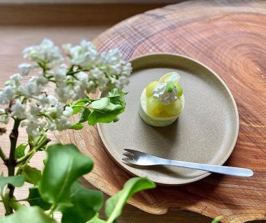 \\ 🍈✨//
.
おはようございます。
ご近所のメモワールさんで
購入したメロンのケーキ♪
.
静岡県内では
メロンの栽培も盛んです。
スタッフみんなで
美味しくいただきました。
.
.
今日も良いお天気ですね。
多くの御来場予約をいただいております。
四季薫る街富士見台分譲地、モデルハウス二棟、御案内いたします。どうぞごゆっくりお過ごし下さい♪
.

アルタナの別荘
@besso_altana 
十人十色の暮らし
@livingd_kibaco_03
2棟どちらもご覧いただけます。

お問い合わせは
Besso ALTANA
☎︎0545-67-3939へ

#openhouse 
#モデルハウス
#ベッソアルタナ
#別荘#日々#ケーキ

#富士山のある風景 
#玄関#お出迎え
#家具#テキスタイル
#ラグ#インテリア
#心地よい空間
#心地よい暮らし 
#パッシブデザイン
#デザイン
#第一建設
#一枚板
#マイホーム計画中
#家づくり
#間取り
#収納術 
#子育て
#ファミリー
#富士市イベント
#沼津市
#三島市
#静岡市

@livingd_works_daiichikensetsu