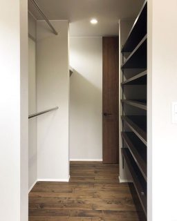 ,
,
寝室横のWIC 👕👚
廊下からも出入りできます◎
,
,
#平屋#平屋暮らし#寝室#収納
#ウォークインクローゼット#wic
#可動棚#パイン材#自由設計
------------------------------
@daiichi_fujieda
藤枝市水守2-1-1
TEL054-645-5900
------------------------------
,
,
住まいのご相談や#モデルハウス 見学 、お気軽にご予約ください😊
ご興味のある方はお電話、HP、DMからどうぞ！
,
#livingd #第一建設 藤枝支店は#静岡県 #藤枝市 にあります✨
,
HOUSE OF THE YEAR in ENERGY 特別優秀賞3年連続特別優秀賞受賞や
#長期優良住宅  ZEHなど性能の高い建物はもちろん#無垢の床 や#自然素材 を生かしたデザイン性のある#注文住宅 を中心に#家 作りをいたします✨
,
藤枝支店は水曜日定休で#モデルハウス を公開中です！
#子育て世代 のパパ #静岡ママ にぴったりの#家づくり をサポートいたします✨
#施工実例