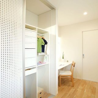 .
HIBIKI Duo モデルハウス
2階家事スペースの隣に広々
クローゼット 通気性抜群♪
#クローゼット収納
#藤枝モデルハウス -----------------------------
@daiichi_fujieda
藤枝市水守2-1-1
TEL054-645-5900
------------------------------
,
,
住まいのご相談やモデルハウス見学 、お気軽にご予約ください😊
ご興味のある方はお電話、HP、DMからどうぞ！
,
livingd 第一建設 藤枝支店は#静岡県 #藤枝市 にあります✨
,
HOUSE OF THE YEAR in ENERGY 特別優秀賞3年連続特別優秀賞受賞や
#長期優良住宅 ZEH など性能の高い建物はもちろん#無垢の床 や#自然素材 を生かしたデザイン性のある注文住宅を中心に木の家 を造っています✨
,
藤枝支店は水曜日定休で#モデルハウス を公開中です！
隣接する XOXO （キスキス）はZEH仕様の #カフェ です。（水曜＆土曜 定休）
子育て世代のパパ 静岡ママ にぴったりの#家づくり をサポートいたします✨  #施工実例静岡県 #藤枝市 にあります✨
,
HOUSE OF THE YEAR in ENERGY 特別優秀賞3年連続特別優秀賞受賞や
#長期優良住宅 ZEH など性能の高い建物はもちろん#無垢の床 や#自然素材 を生かしたデザイン性のある注文住宅を中心に木の家 を造っています✨
,
藤枝支店は水曜日定休で#モデルハウス を公開中です！
隣接する XOXO （キスキス）はZEH仕様の #カフェ です。（水曜＆土曜 定休）
子育て世代のパパ 静岡ママ にぴったりの#家づくり をサポートいたします✨  #施工実例