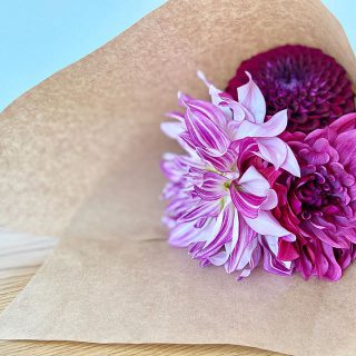 \\ hello MAY //
.
5月始まり。お花屋さんへ
華やかなダリアを購入しました。
.
今月もよろしくお願いいたします☺︎
.
モデルハウス見学は
貸切りでご案内いたします。
Besso ALTANA☎︎0545-67-3939 .
#hellomay
#ダリア
#花のある暮らし

#花のある暮らし 
#暮らしを楽しむ
#体感#五感#美しさ

#展示会#モデルハウス
#アート#花のある暮らし 
#暮らし#心地よい暮らし 
#リビングインテリア 
#パッシブデザイン
#デザイン
#HIBIKIの家
#間取り
#収納術
#一枚板
#家具
@livingd_works_daiichikensetsu 
@livingd_kibaco_03
#マイホーム計画中
#openhouse
#富士市
#静岡
#別荘
#四季