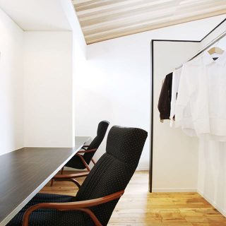 HIBIKI Duo モデルハウス
2階寝室ワードローブと
夫婦の書斎  スッキリ使い勝手が
良いワードローブです
,
#寝室書斎#ワードローブ ------------------------------
@daiichi_fujieda
藤枝市水守2-1-1
TEL054-645-5900
------------------------------
,
,
住まいのご相談やモデルハウス見学 、お気軽にご予約ください😊
ご興味のある方はお電話、HP、DMからどうぞ！
,
livingd 第一建設 藤枝支店は#静岡県 #藤枝市 にあります✨
,
HOUSE OF THE YEAR in ENERGY 特別優秀賞3年連続特別優秀賞受賞や
#長期優良住宅 ZEH など性能の高い建物はもちろん#無垢の床 や#自然素材 を生かしたデザイン性のある注文住宅を中心に木の家 を造っています✨
,
藤枝支店は水曜日定休で#モデルハウス を公開中です！
隣接する XOXO （キスキス）はZEH仕様の #カフェ です。（水曜＆土曜 定休）
子育て世代のパパ 静岡ママ にぴったりの#家づくり をサポートいたします✨  #施工実例静岡県 #藤枝市 にあります✨
,
HOUSE OF THE YEAR in ENERGY 特別優秀賞3年連続特別優秀賞受賞や
#長期優良住宅 ZEH など性能の高い建物はもちろん#無垢の床 や#自然素材 を生かしたデザイン性のある注文住宅を中心に木の家 を造っています✨
,
藤枝支店は水曜日定休で#モデルハウス を公開中です！
隣接する XOXO （キスキス）はZEH仕様の #カフェ です。（水曜＆土曜 定休）
子育て世代のパパ 静岡ママ にぴったりの#家づくり をサポートいたします✨  #施工実例