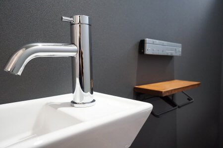 クロームとダークグレーのアクセントクロス