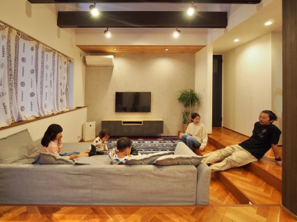 住み心地をきいてみました！ Owner's voice『外気温８℃ですが、朝晩もとにかく暖かいです☀吹き抜けがあるので心配していましたが、大丈夫です！』  『太陽光発電があるので、電気代の足しになっています。』  (夏もエアコンは１度も使わなかったそうです)