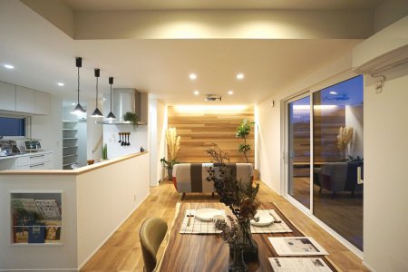 MUKUTENダイニングテーブルとレッドシダーウォールの或る暮らし