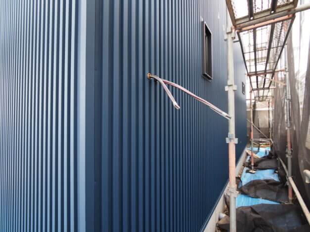 シャープな印象！縦スリットのネイビーガルバ〈沼津 新モデルハウス建築レポ 6〉