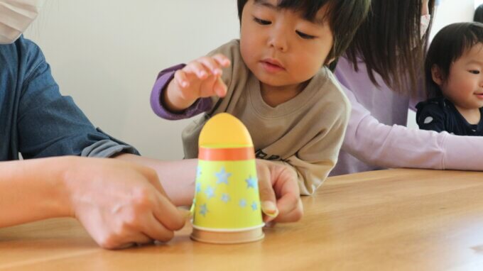 『1歳だってできるもん！ママと一緒に絵本と工作を楽しんだよ。』