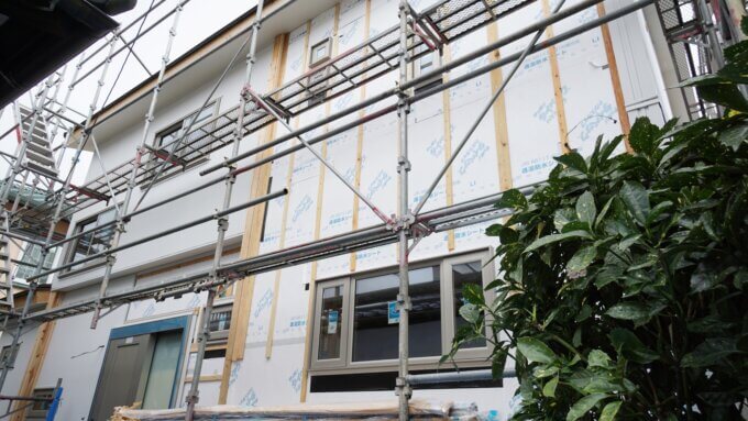 外張り断熱に真っ白なガルバリウム鋼板の外壁のお家【リフォーム・リノベ】