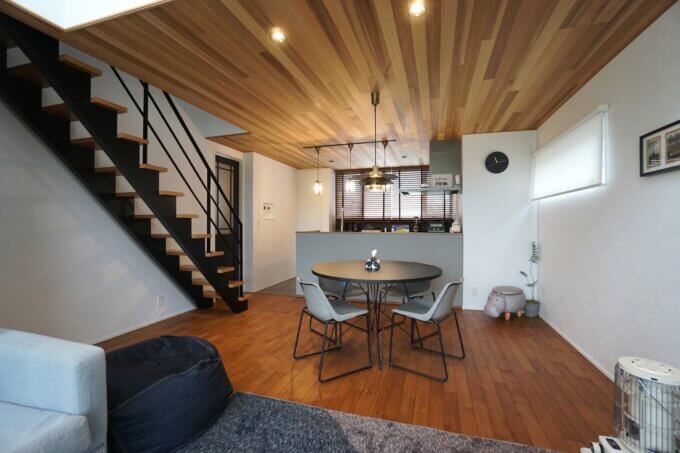 HIBIKI　焼津市の家ーレッドシダー貼り天井のリビングー