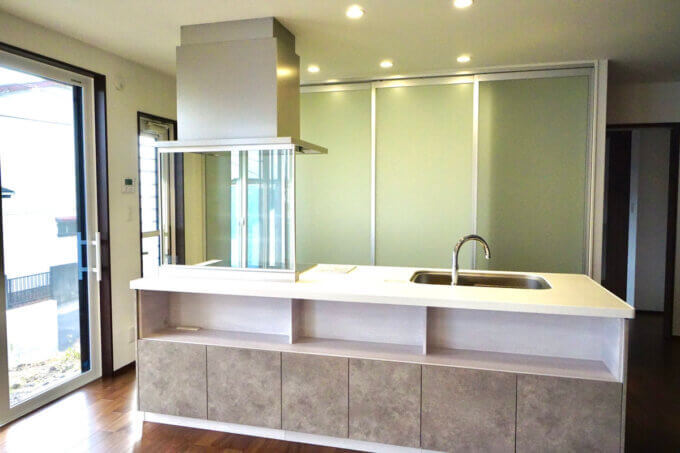 アイランドキッチンとシースルー扉が特徴的！12月見学会場