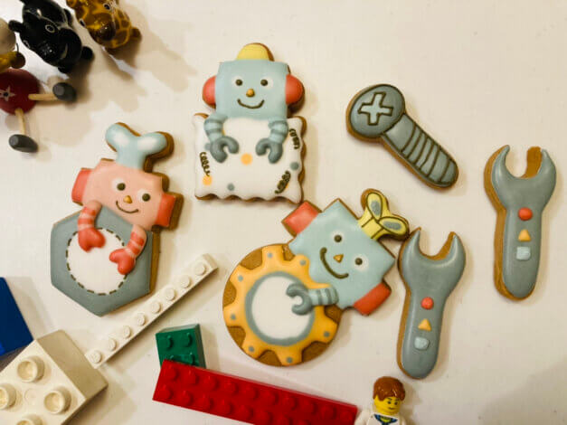かわいいロボットクッキーは予約特典「倉庫のリノベーション見学会」