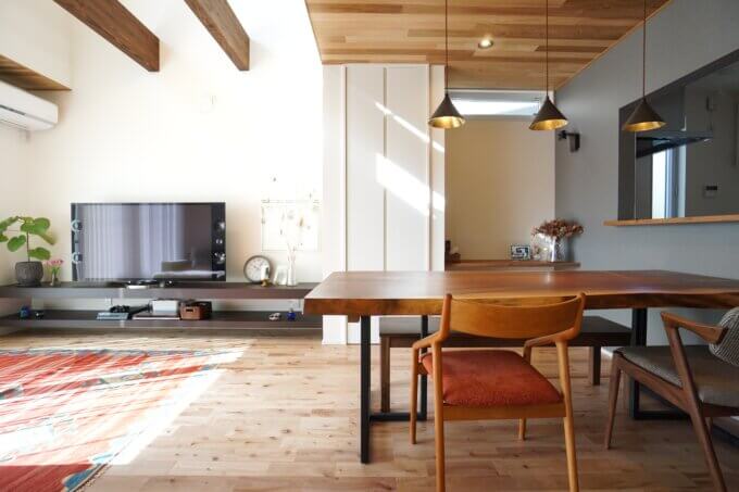 『レッドシダー天井と吹抜けの或るリビング』の家