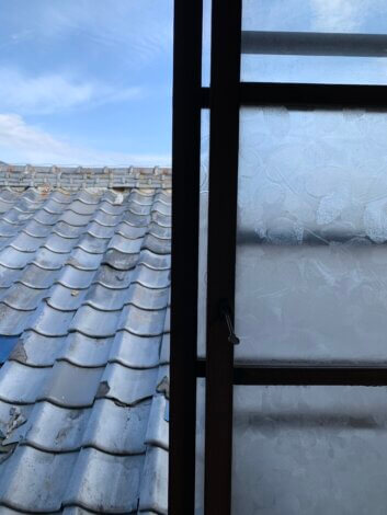 青い空と屋根瓦、アンティーク硝子と窓の桟。【リフォーム・リノベ】