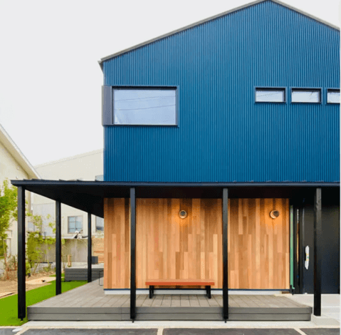 『沼津ぐるめ街道に建つ三角屋根のモデルハウス』