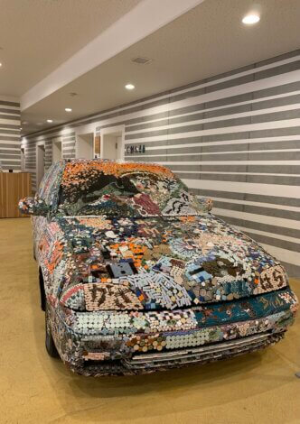 多治見モザイクタイルミュージアム　タイルで装飾された車、格子窓からの景色もきれいでした【リフォーム・リノベ】