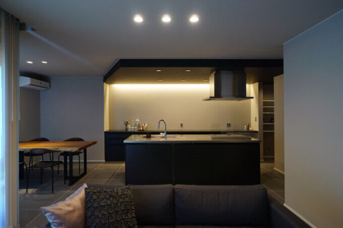 間接照明が雰囲気つくるキッチン